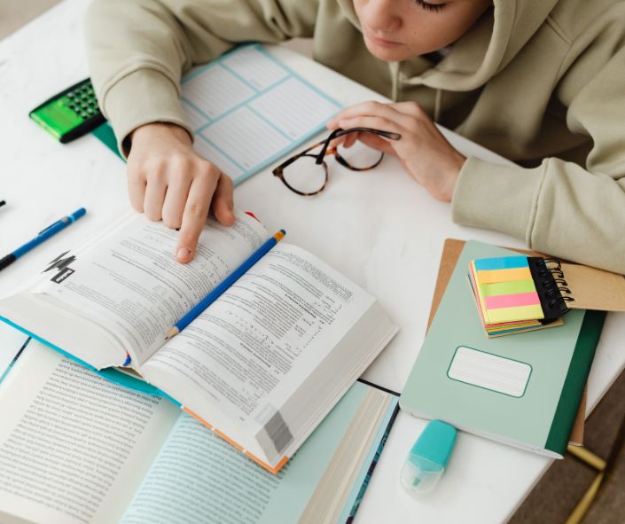 Llegir i escriure a infantil i primària: del coneixement a l'aula.